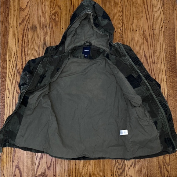 Size: Small (6-7) Runs like an 8 // Gap Camouflage Hooded Jacket - Picture 2 of 3